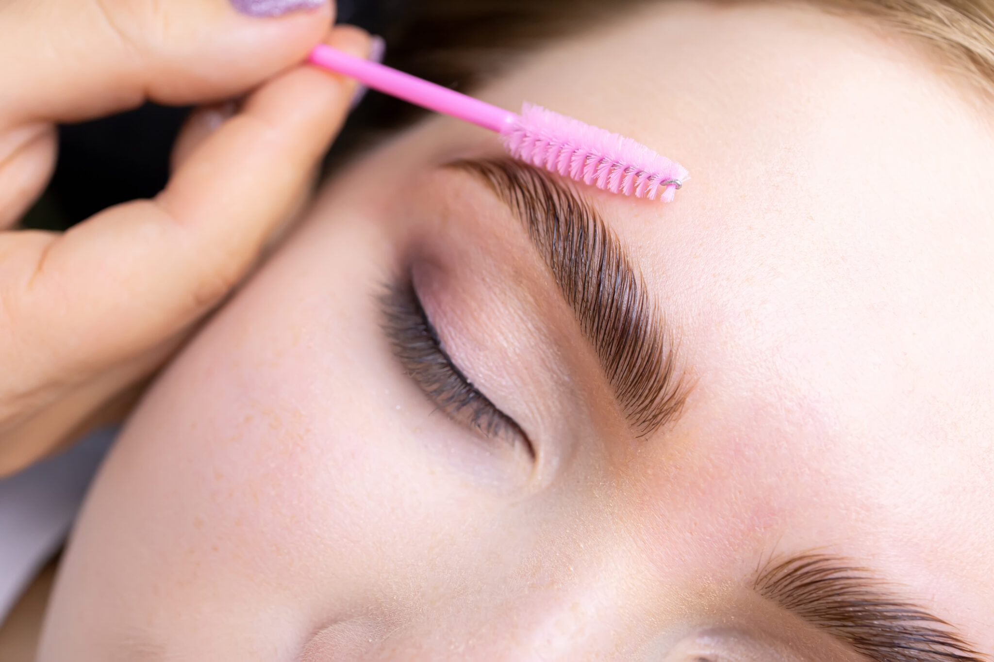 Browlifting Berlin - professionelle Augenbrauenlaminierung bei FAVE Ästhetik